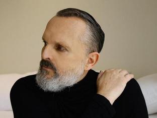 Miguel Bosé: drogas, desamor, la familia que no es familia, polémicas y el coronavirus que no existe. Las confesiones (y contradicciones) que explican la caída en desgracia del ídolo