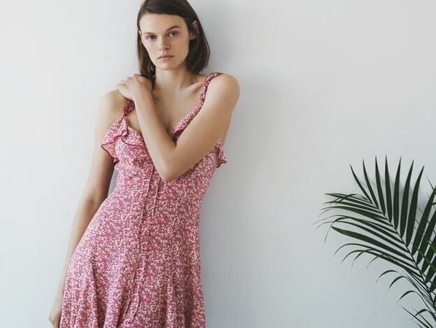 Este es el vestido estampado de flores de Zara que promete ser un éxito de ventas porque estiliza y que todavía puede ser tuyo