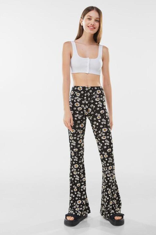 El pantalón flare más favorecedor del momento está en Bershka y viene con top a juego para un look súper favorecedor