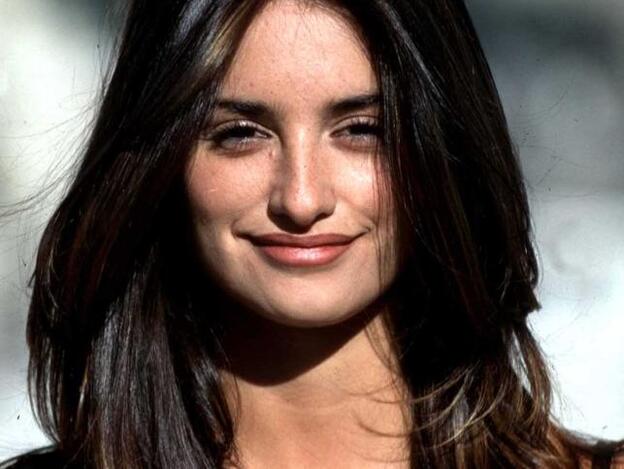 Penélope Cruz ya llevó en los 90 las alpargatas más buscadas de Zara que queremos esta primavera (y que sabemos cómo combinar)