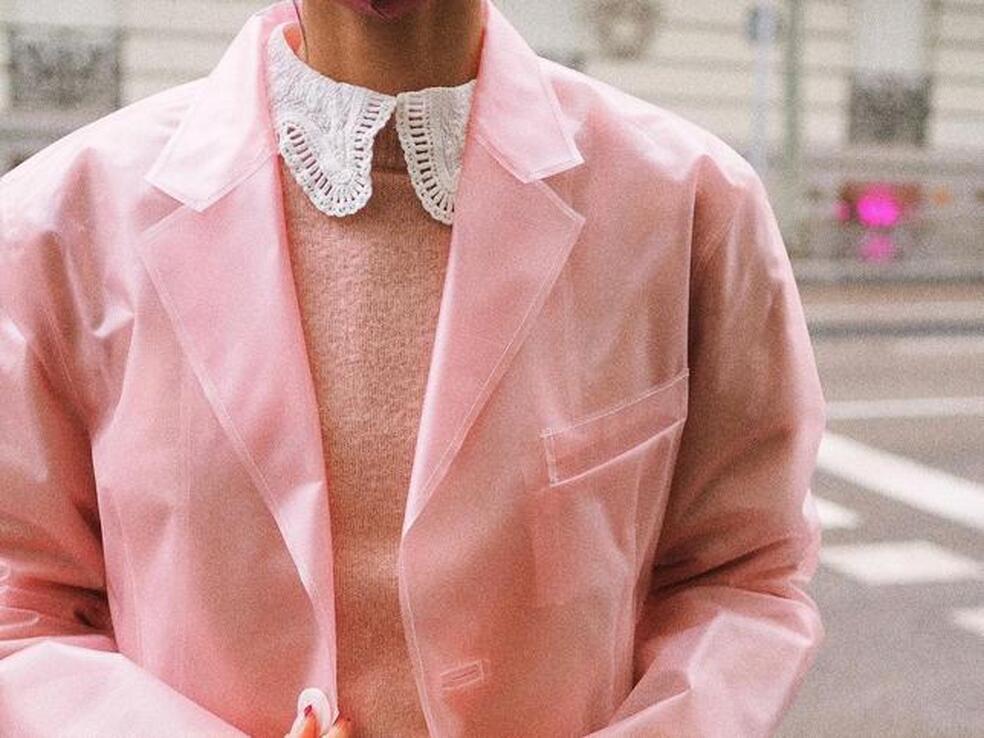 ¡Alerta, prenda viral! Esta blazer impermeable de Uterqüe ha conquistado instagram y a las influencers porque es el chubasquero más bonito y original