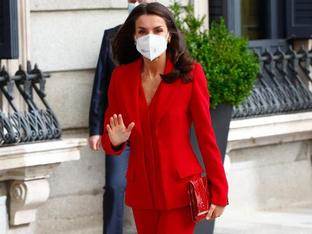 El efecto Letizia: todos los trajes rojos que puedes comprar en el low cost para clonar estilazo e impacto (y en todas las tallas)