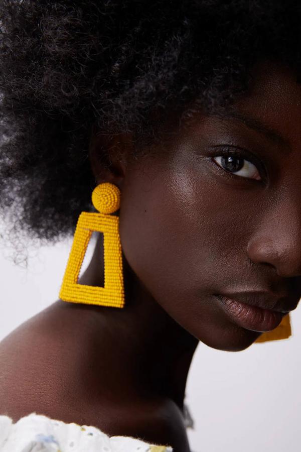 Piedras, plata, cristales y conchas: los pendientes de Zara que parecen de lujo ara dar el toque final a tus looks de primavera