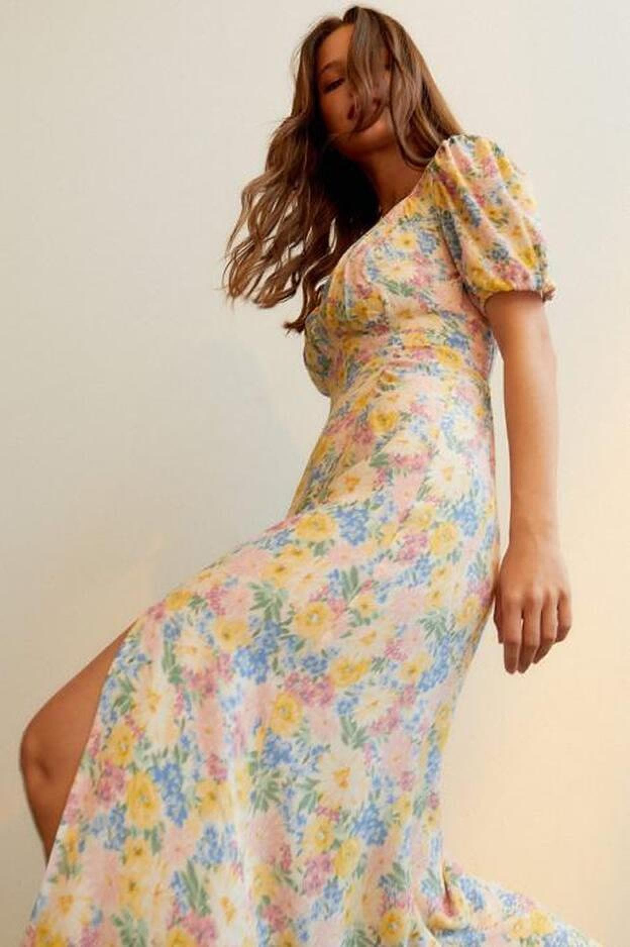 Pincha en la imagen para descubrir los vestidos más primaverales y floridos del momento que están en la nueva colección de H&M./stradivarius