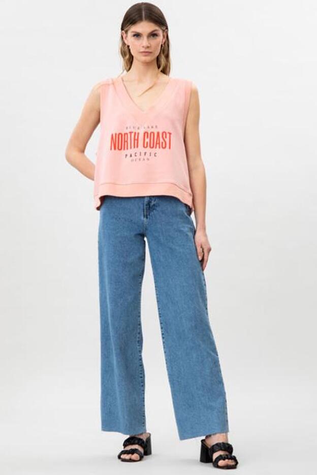 El chaleco también llega a los looks casual más primaverales y este de felpa de Lefties lo demuestra