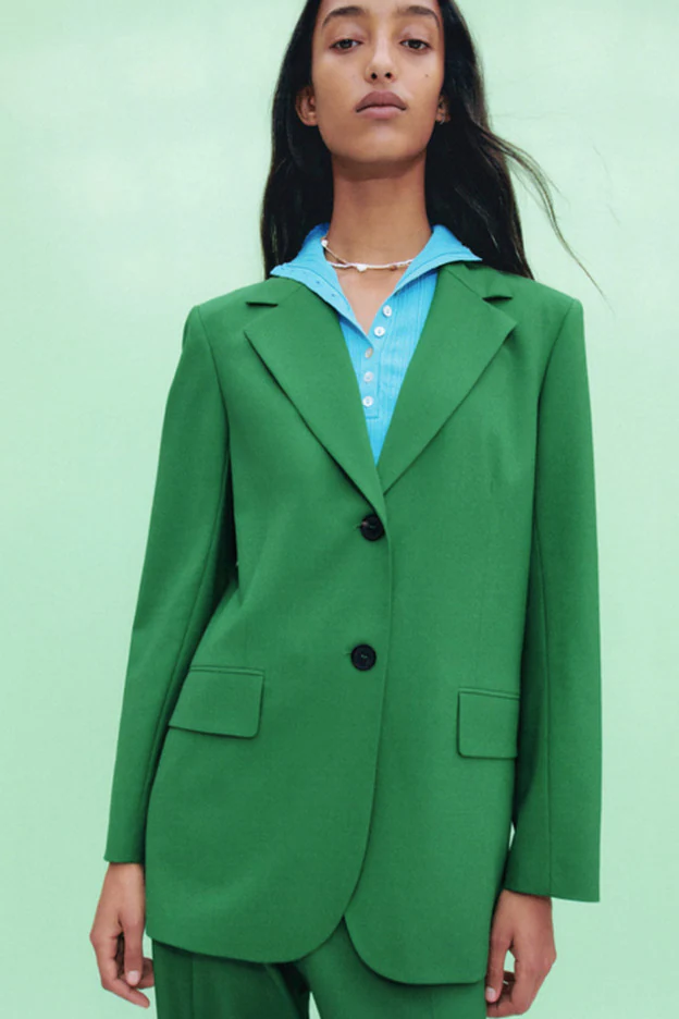 Una combinación de colores de lo más atrevida: traje verde y polo azul eléctrico.