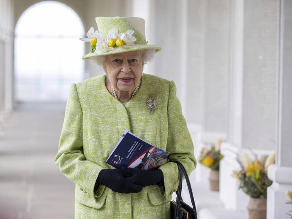 Isabel II cumple con sus deberes tras la muerte de Felipe de Edimburgo y nombra Lord Chamberlain a un espía