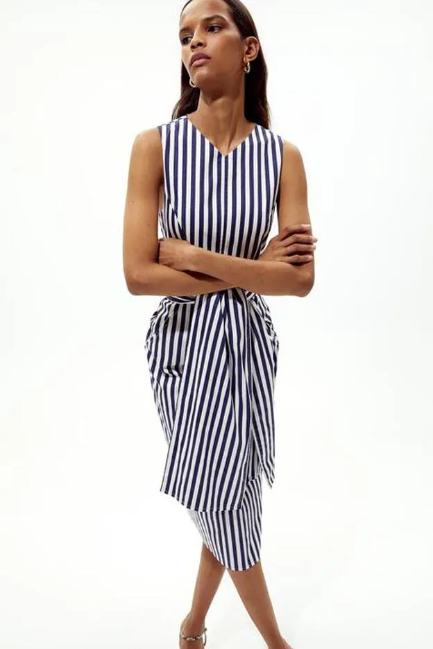 Este vestido de rayas verticales de nos ha porque estiliza la figura más no poder y rejuvenece a partir de los 50 | Mujer Hoy