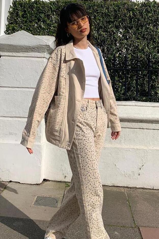 Con estampado patchwork de flores y súper barato: así es el conjunto de pantalón y cazadora de Pull & Bear que promete arrasar esta primavera