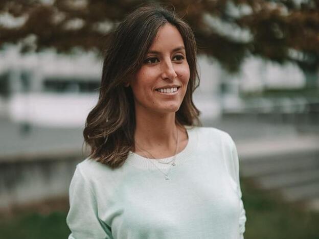 Vestido midi rojo y gabardina: este look de Ana Boyer es muy fácil de copiar y con él triunfarás en primavera