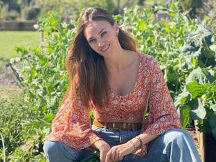 Helen Lindes tiene la blusa de flores que mejor queda con vaqueros y que es perfecta para primavera