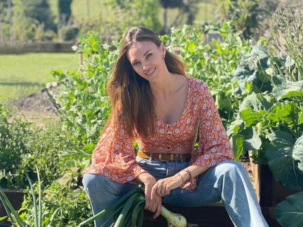Helen Lindes tiene la blusa de flores que mejor queda con vaqueros y que es perfecta para primavera