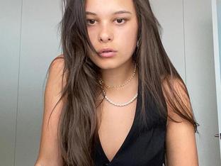 Manuela Sánchez, hija de Alejandro Sanz, aclara al máximo su melena XXL con unas mechas rubias ideales para cambiar de look
