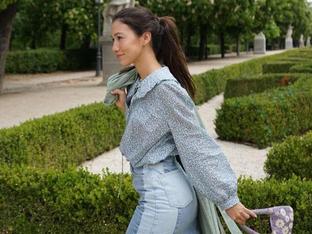 Este look de Mango con falda midi vaquera y blusa de flores es perfecto (y muy barato) para el entretiempo