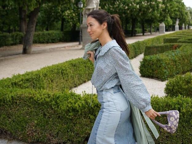 Este look de Mango con falda midi vaquera y blusa de flores es perfecto (y muy barato) para el entretiempo