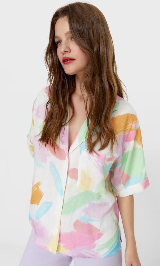 Nueve camisas de manga corta perfectas para combinar con pantalones y convertirlas en tu comodín de primavera