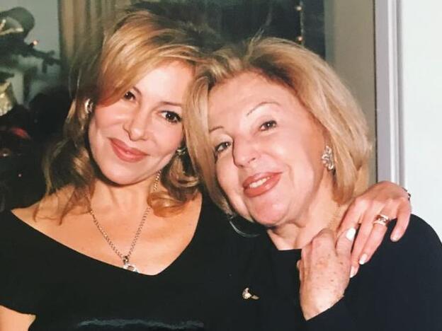 La madre de Ana Obregón vuelve a casa después de una semana ingresada en el hospital (a los 95 años) y se reencuentra con su familia