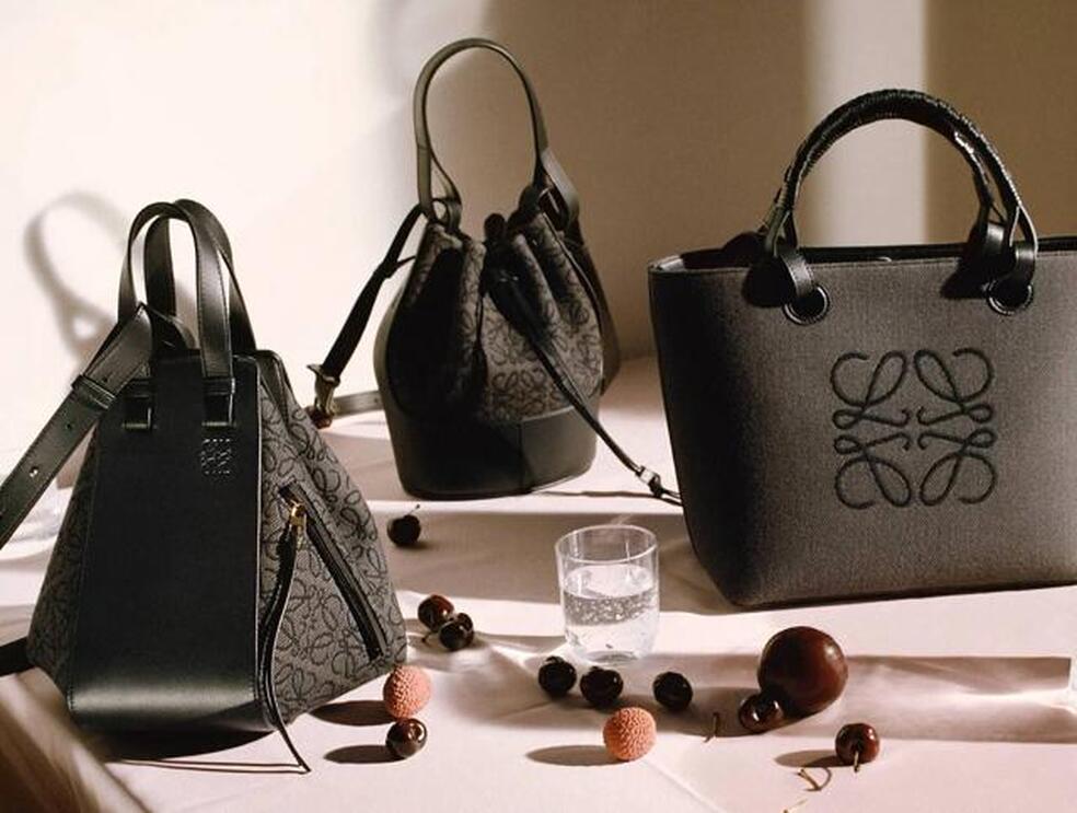 Prácticos, funcionales y muy modernos. Así son los nuevos bolsos de Loewe que vas a querer llevar toda la primavera