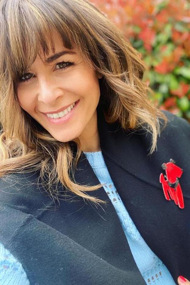 Nuria Roca tiene el traje con el estampado setentero más original y rejuvenecedor de la primavera (y es uno de nuestros favoritos de las rebajas mid season de Mango)