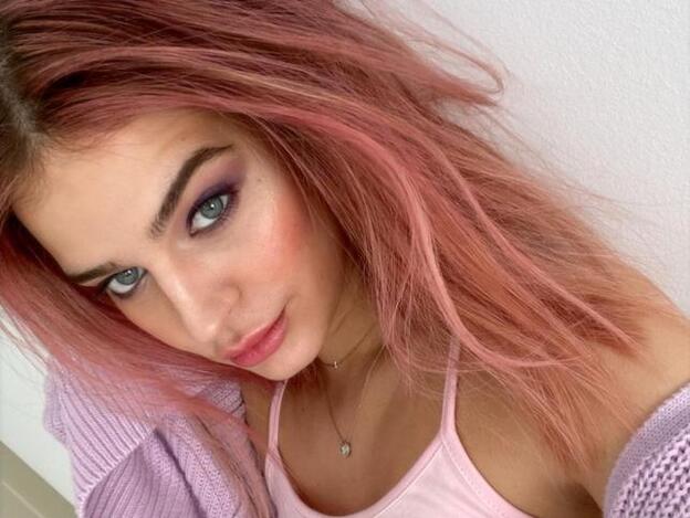 Laura Escanes dice adiós al rosa y apuesta por unas mechas babylight que dan volumen y luminosidad a su melena