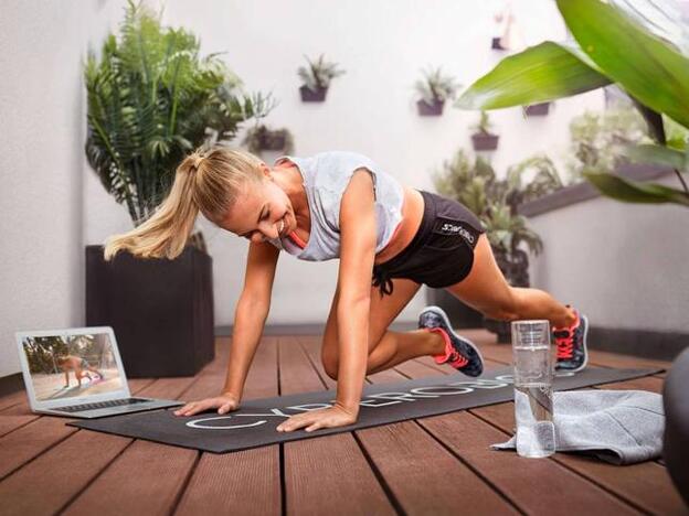 Quítate michelines y kilos de más de los que has acumualdo en la pandemia con estos entrenamientos muy fáciles para hacer en casa en menos de media hora (y solo un par de veces a la semana)