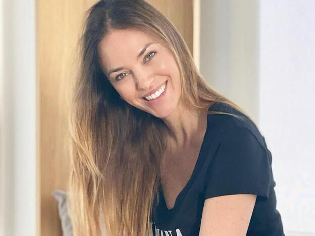 Helen Lindes arrasa con este vestido midi camisero tan bonito (y sexy) que parece de lujo y con el que triunfarás en primavera