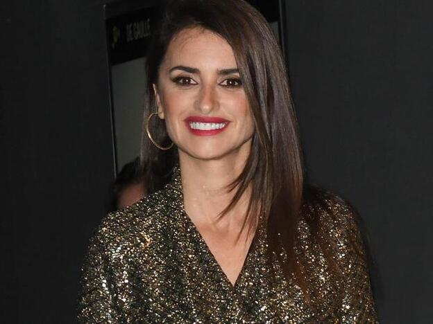 Penélope Cruz tiene los vaqueros tendencia de Mango que estilizan, adelgazan, rejuvenecen a los 40 y mejor sientan con sandalias