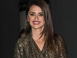 Penélope Cruz tiene los vaqueros tendencia de Mango que estilizan, adelgazan, rejuvenecen a los 40 y mejor sientan con sandalias