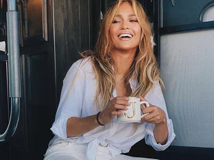 Hasta Jennifer Lopez se apunta a los vaqueros blancos: los jeans que tienes que llevar esta primavera, también si tienes más de 50 y talla grande