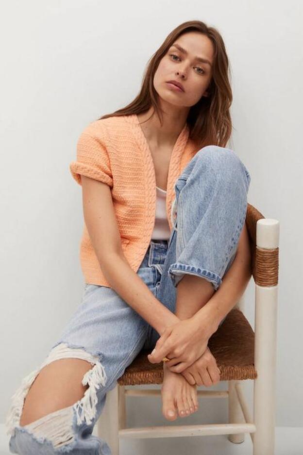 El cardigan de punto más ponible y bonito de la temporada está en Mango y tú también vas a quererlo