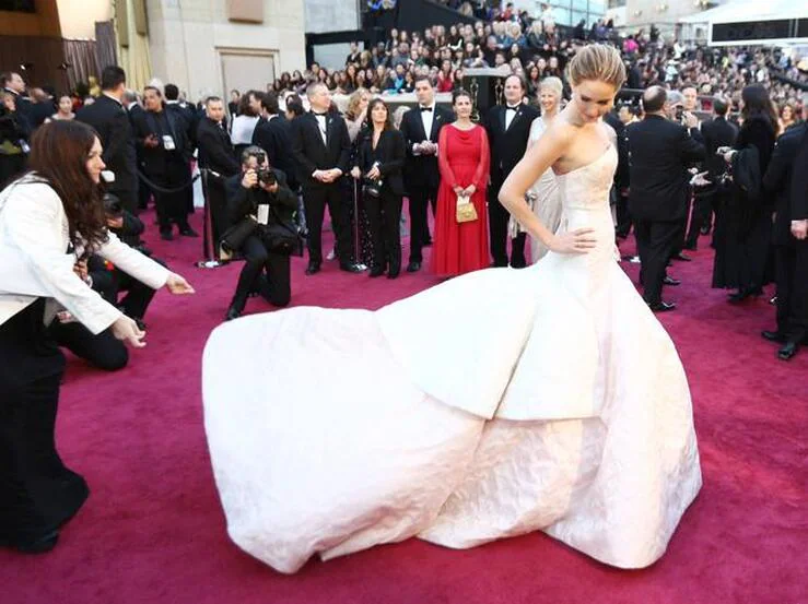 10 vestidos de los Oscar para no olvidar (por la mala pasada que les jugaron a las actrices en la alfombra roja o el escenario)