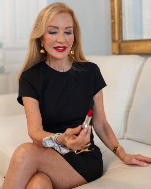 El truco fácil (y rejuvenecedor) de Carmen Lomana para estar perfecta cuando te levantas con el pelo encrespado o demasiado despeinado