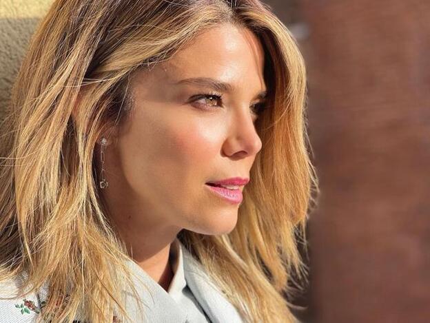 Juana Acosta consigue con este traje de chaqueta tan original el look rejuvenecedor más elegante y bonito de la semana