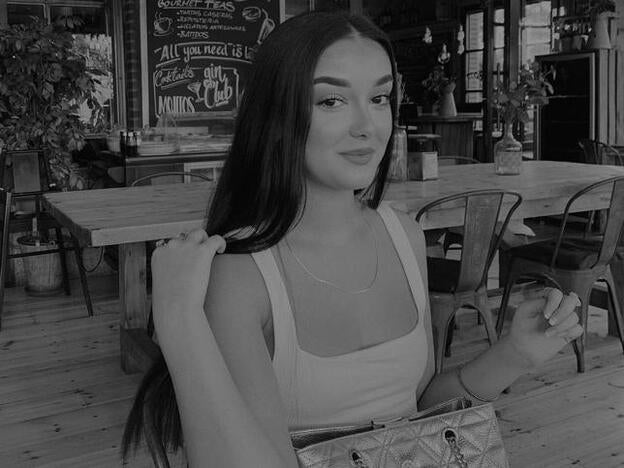 Julia Janeiro tiene el peinado fácil más solicitado por las chicas de pelo largo: la coleta alta con baby hairs que rejuvenece