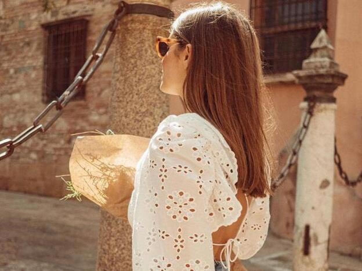 sangre alondra pozo Esta es la blusa blanca de Zara más original, que puedes (y debes) llevar  con tus vaqueros favoritos | Mujer Hoy