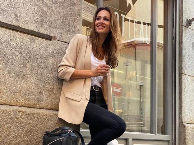 Eva González tiene el look básico que rejuvenece a los 40: blazer, vaqueros que estilizan y zapatillas cómodas