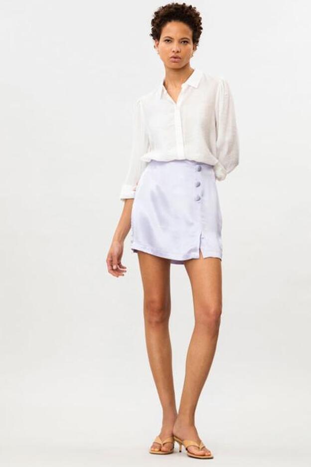 Esta minifalda de satén de Lefties disponible en tres colores y por menos de 10€ es la compra perfecta porque queda bien con una camiseta blanca y además, rejuvenece
