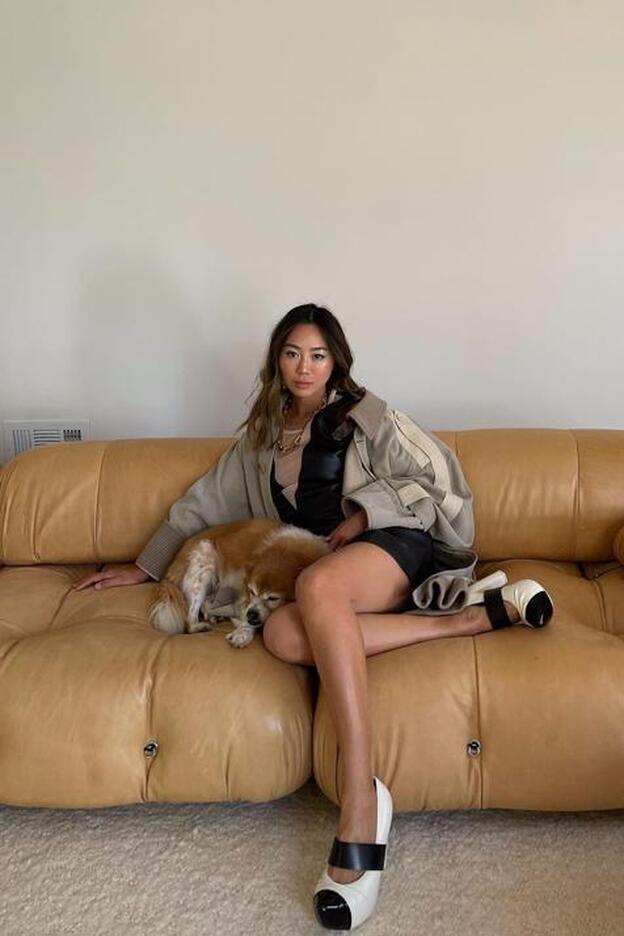 Este es el minivestido negro más vendido de Bershka porque es perfecto para llevar en primavera con zapatillas y en verano con sandalias para un look súper cómodo