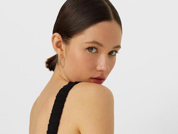 El nuevo vestido negro de Stradivarius que cuesta 20 euros y que te hará ser la mejor vestida de la primavera y el verano