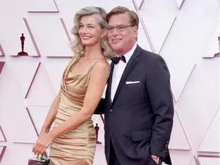 El cotilleo de los Oscar 2021: Aaron Sorkin hace oficial su noviazgo en la alfombra roja con Paulina Porizkova (la top model de los 80 que fue desheredada por su marido)