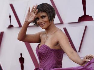 El cambio de look radical de Halle Berry en los Oscars 2021: corte bob a capas con el flequillo mini que rejuvenece a los 50