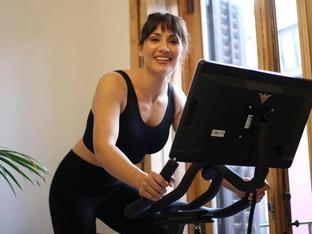 Así entrena Nagore Robles en casa con su bicicleta estática indoor para tonificar en menos de media hora piernas y glúteos con este método sencillo para principiantes