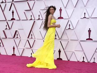 Zendaya brilla (literalmente) en la alfombra roja de los Oscar 2021 con su vestido amarillo neón de Valentino