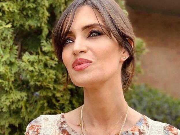 El vestido de Zara más buscado del momento es este blanco de Sara Carbonero que ha revolucionado Instagram y que es perfecto para primavera