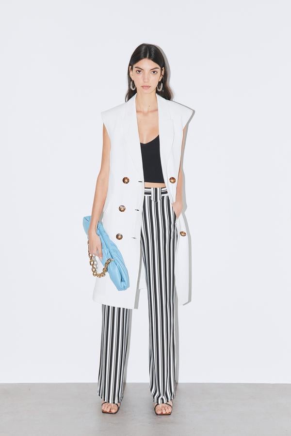 Los mejores looks para combinar blanco y negro, la mezcla que nunca falla y que esta primavera es más elegante que nunca