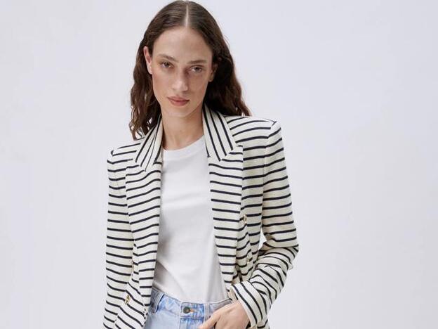 La blazer de rayas marineras de Zara más bonita para el entretiempo ya la lleva Ana Milán y queda ideal con cualquier vaquero
