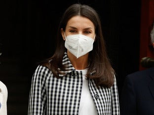 A favor o en contra de los pantalones pitillo de Letizia: tenemos la versión alternativa de su look con gabardina cuadros vichy