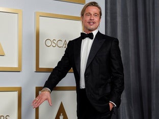 Qué significa la manicura de Brad Pitt: por qué cada vez más hombres llevan las uñas pintadas (y se maquillan en secreto)