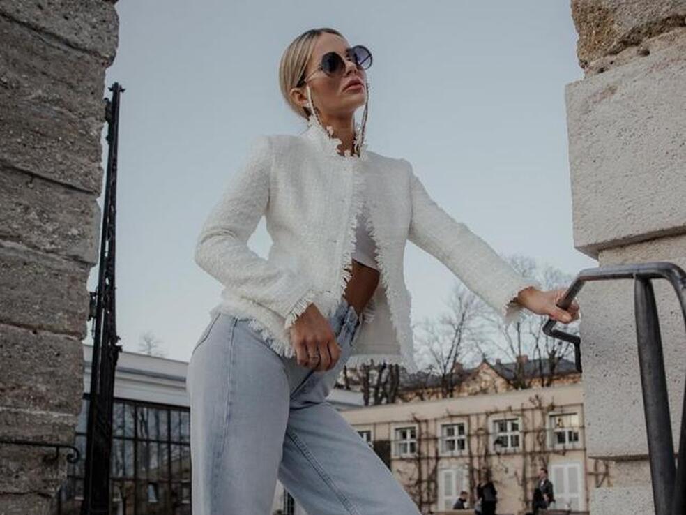 La chaqueta cropped de Zara perfecta para tus total looks en blanco que va a elevar cualquier estilismo con vaqueros