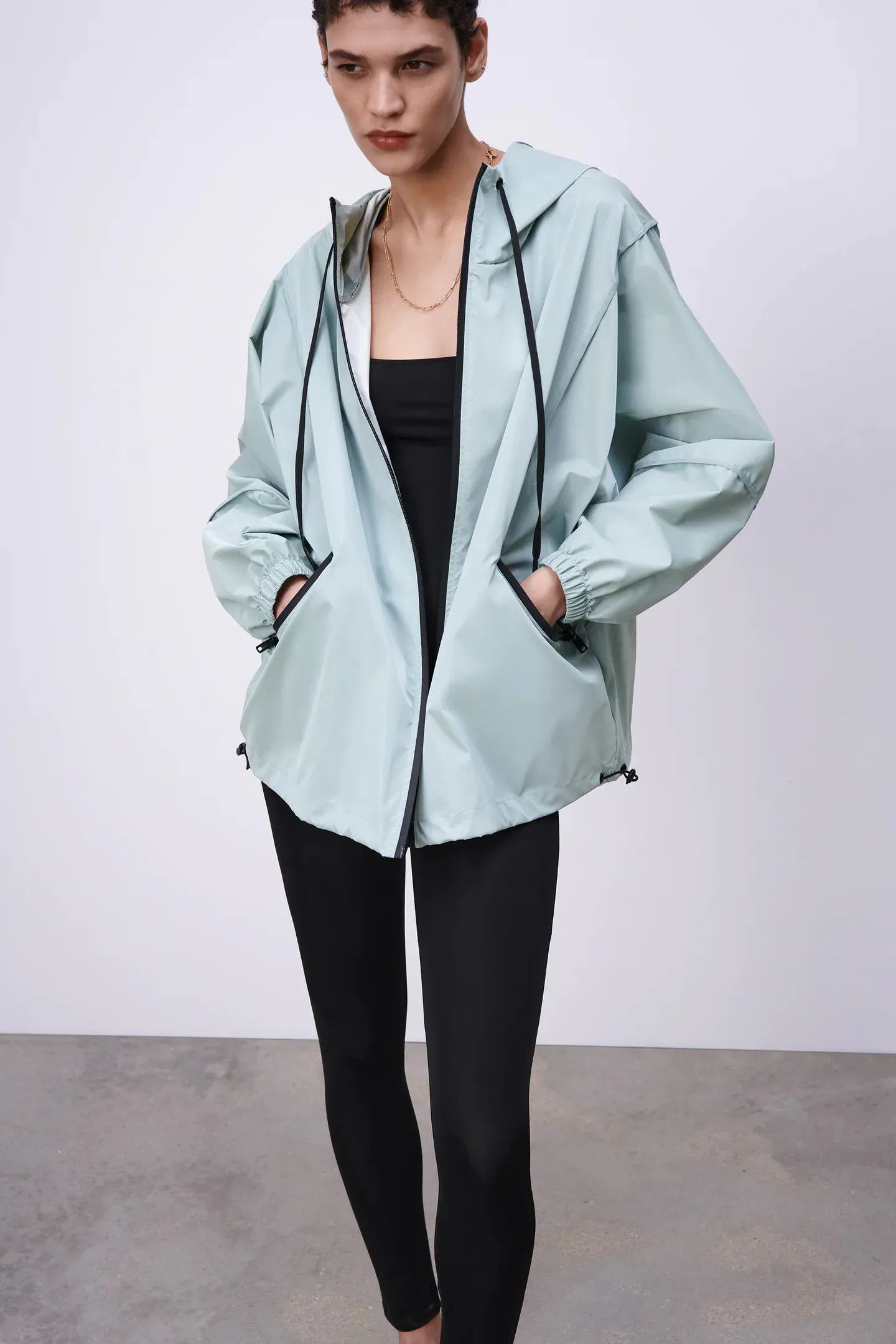 Fotos: Todos los chubasqueros de Zara que salvarán cualquier look primavera en los peores días de lluvia | Mujer